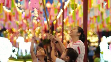 Asyalı aileler, Kuzey Tayland 'daki Yüz Bin Fener Festivali ya da Yi Peng Festivali sırasında dilek tutup fener asıyorlar..