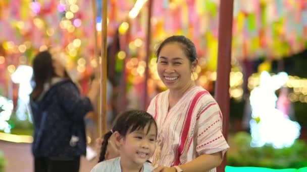 Famílias Asiáticas Fazem Desejos Penduram Lanternas Durante Festival Das Cem — Vídeo de Stock
