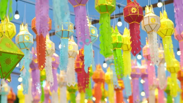 Des Lanternes Papier Lanna Colorées Sont Suspendues Dans Les Temples — Video