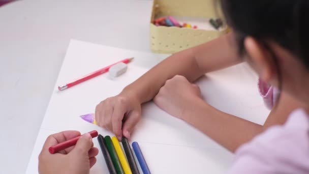 Mãe Filha Desenhando Junto Com Lápis Cera Mulher Adulta Ajuda — Vídeo de Stock