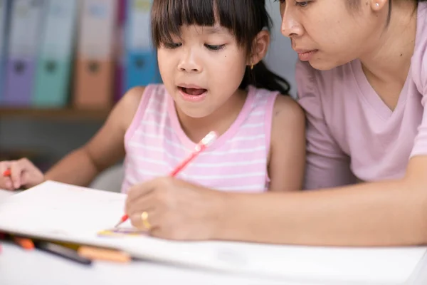 Mère Fille Dessinent Avec Des Crayons Femme Adulte Aide Fille — Photo