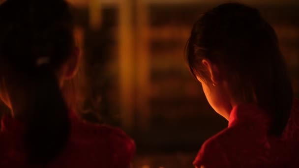 Heureuse Famille Asiatique Mère Enfants Allumant Des Bougies Pour Rendre — Video