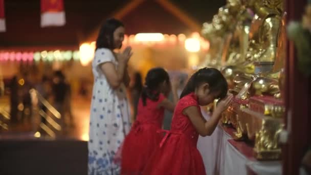 Szczęśliwa Azjatycka Rodzina Matka Dzieci Złożyli Hołd Buddzie Świątyni Aby — Wideo stockowe