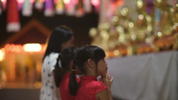 Família Asiática Feliz Mãe Crianças Homenageiam Buda Templo Para Fazer — Vídeo de Stock