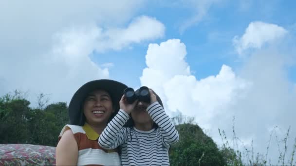 Mother Teaching Cute Little Girl Use Binoculars Mountain Sunny Day — Stock Video