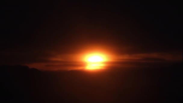 山頂の美しい日の出の風景を眺めることができます 日が始まる太陽で美しい谷の影 劇的な日の出の風景 — ストック動画