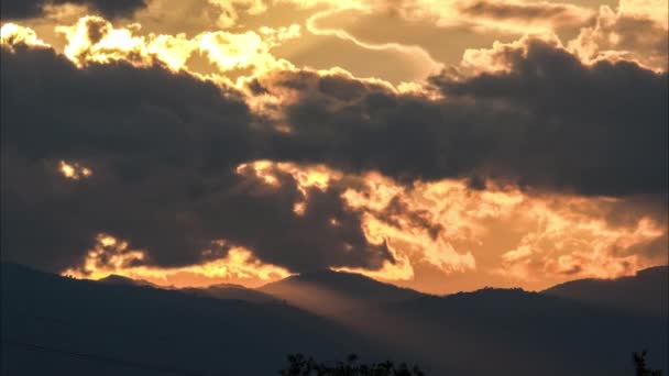 山の上に美しい夕日の風景の時間経過 太陽の最後の光線と美しい熱帯の谷のシルエットの空中ビュー 劇的な日没の風景 — ストック動画