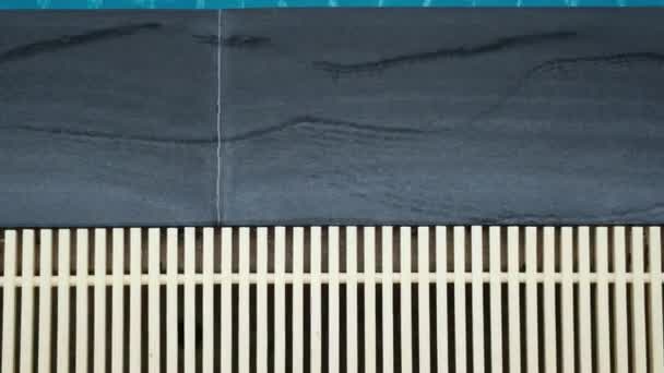 수영장의 측면에 개골창 수영풀 설치되는 플라스틱으로 덮개로 닫히는 — 비디오