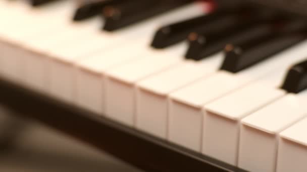 Крупный План Руки Молодой Женщины Играющей Пианино Счастливая Азиатка Учится — стоковое видео