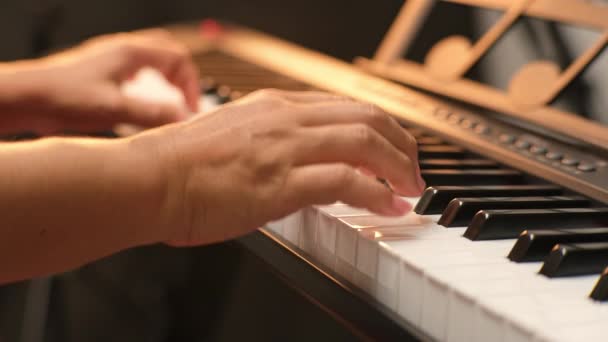 Detailní Záběr Ruky Mladé Ženy Hrající Klavír Šťastná Asijská Žena — Stock video
