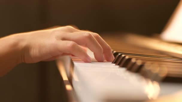 피아노를 학생의 클로즈업 아시아 피아노 선택적 — 비디오
