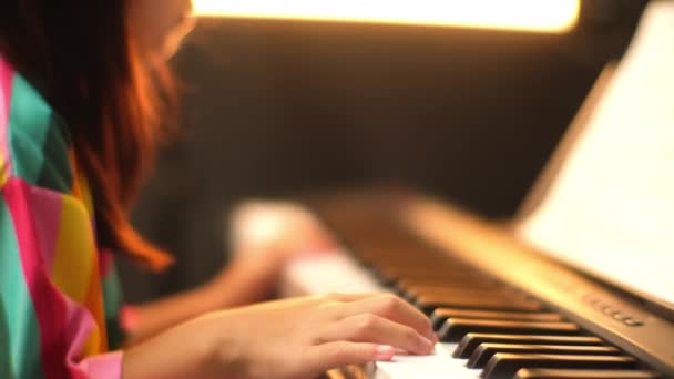 ピアノを弾く小さな学生の手を閉じました ハッピーなアジアの少女がピアノを習ったり練習したりします 選択的なフォーカス — ストック動画