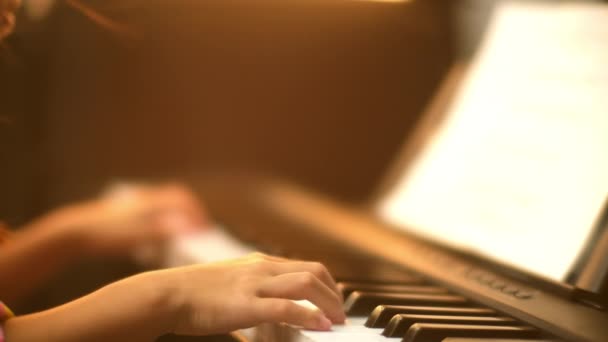 Piyano Çalan Küçük Bir Öğrencinin Yakın Çekimi Mutlu Asyalı Genç — Stok video