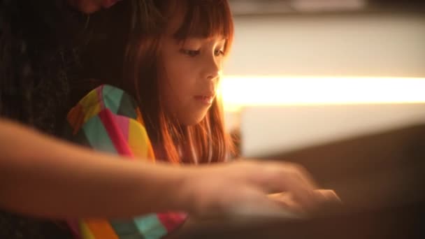 娘とピアノを弾く若い女性の手のクローズアップ 母親に教え ピアノを練習するハッピーアジアの少女 選択的なフォーカス — ストック動画