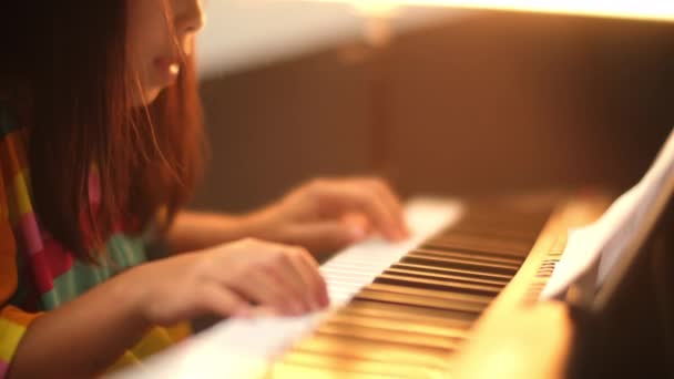 Primer Plano Mano Pequeño Estudiante Tocando Piano Feliz Joven Asiática — Vídeos de Stock