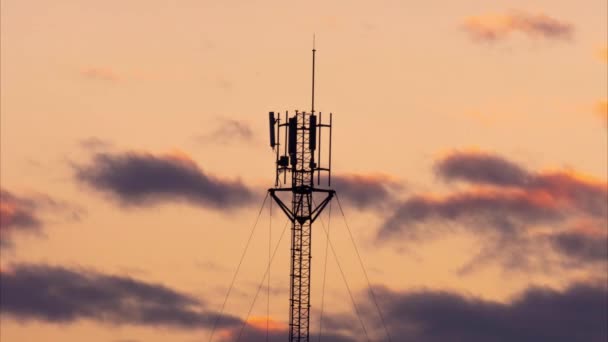 Telekommunikationsturm Mit Schönem Himmel Bei Sonnenaufgang Elektronische Antenne Mit Wolken — Stockvideo