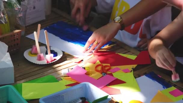Crianças Pintam Quadros Papel Branco Com Esponjas Aquarelas Coloridas Artesanato — Vídeo de Stock