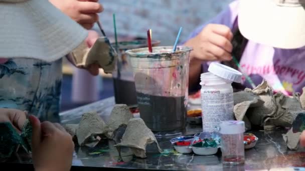 Kinder Malen Mit Bunten Aquarellen Auf Eierkartons Basteln Für Kinder — Stockvideo