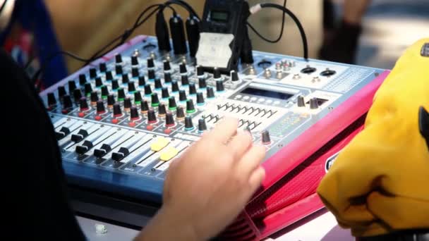 Mãos Tocando Música Deck Controle Festa Diurna Verão Parque — Vídeo de Stock