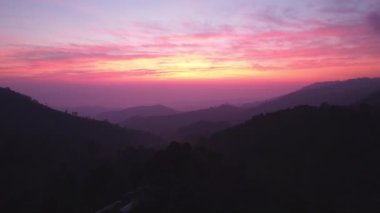 Turuncu, sarı güneş ışığı ve tüylü bulutlarla dolu güzel bir sabah. Gün batımında bulutlu ya da dağın zirvesinde gün doğumunda renkli gökyüzü manzarası.