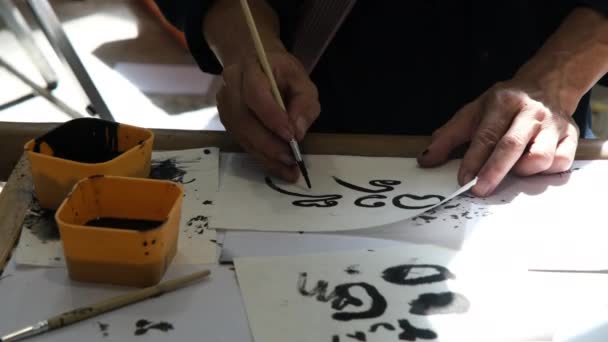 Χέρι Κρατώντας Ένα Κινεζικό Στυλό Βούρτσα Κινέζικο Μελάνι Πινέλου Λευκό — Αρχείο Βίντεο
