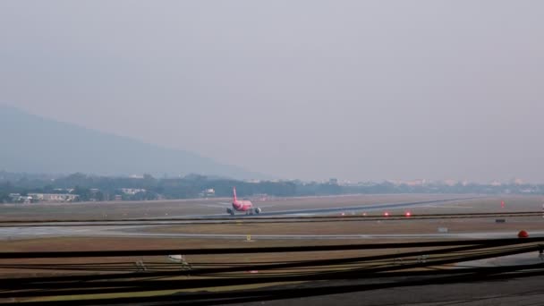 Bir Yolcu Uçağı Kalkmaya Hazır Uçak Pistte Havaalanında Pist Uçak — Stok video