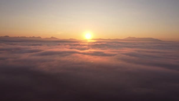 Fotocamera Drone Che Sorvola Fitta Nebbia Sopra Bellissimo Oceano Nuvole — Video Stock