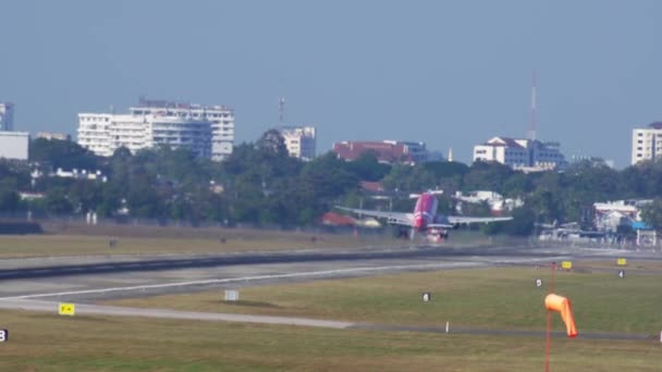 Bir Yolcu Uçağı Kalkmaya Hazır Uçak Pistte Havaalanında Pist Uçak — Stok video