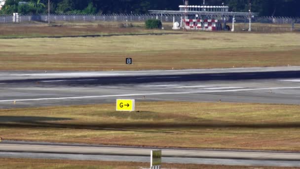 Avião Passageiros Pronto Para Descolar Avião Pista Passarela Aeroporto Avião — Vídeo de Stock