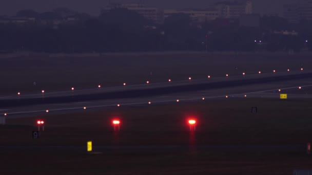 一架准备起飞的客机 飞机在跑道上机场的跑道和飞机起飞着陆 — 图库视频影像
