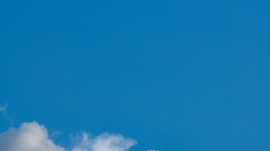 Küçük bulutlu mavi gökyüzü arkaplanı ve metin için boşluk.