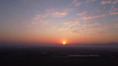 Gün doğumunda dağlarda güzel bir manzara. Arka plan için sabah güneşinin doğuşu. Gün doğumunun gecikmesi gökyüzü ve kabarık bulutlar.