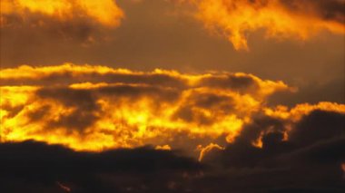 Turuncu, sarı güneş ışığı ve tüylü bulutlarla güzel bir doğa sabahı. Gün batımında ya da gündoğumunda bulutlu güzel renkli dramatik gökyüzü.
