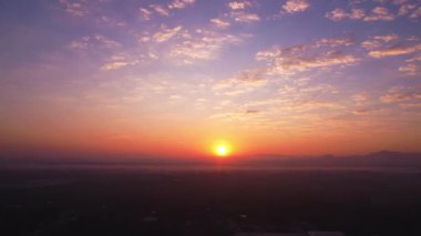 Gün doğumunda dağlarda güzel bir manzara. Arka plan için sabah güneşinin doğuşu. Gün doğumunun gecikmesi gökyüzü ve kabarık bulutlar.