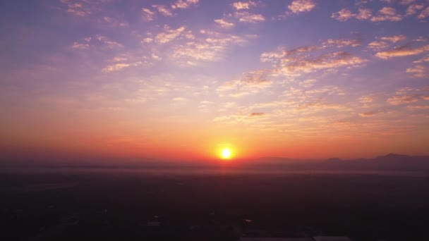 日が昇る山の美しい風景 朝のバックグラウンドのために日の出の空 日の出の空とふわふわした雲の時間の経過 — ストック動画