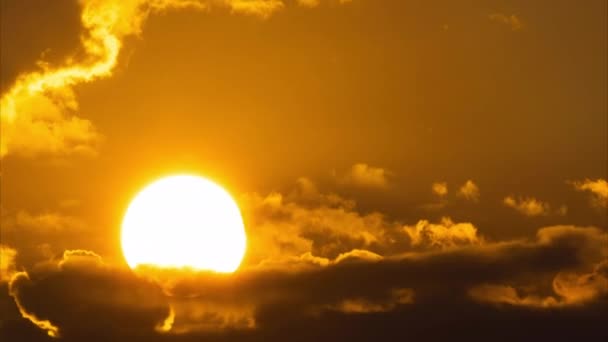 日出时山中美丽的风景 太阳升起的天空作为背景在早晨 日出时分的天空和蓬松的云彩 — 图库视频影像