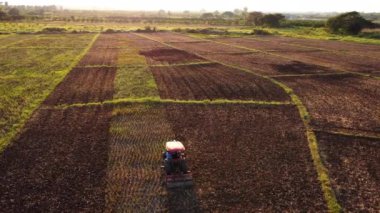 Bahar çiftliğindeki modern traktör makineleri tarlaları. Çiftçilik, tarla ekmek kırsal alanda bitkiler tohum önce toprak ekme.