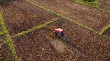 Bahar çiftliğindeki modern traktör makineleri tarlaları. Çiftçilik, tarla ekmek kırsal alanda bitkiler tohum önce toprak ekme.