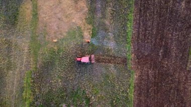 Bahar çiftliğindeki modern traktör makineleri tarlaları. Çiftçilik, tarla ekmek kırsal alanda bitkiler tohum önce toprak ekme.
