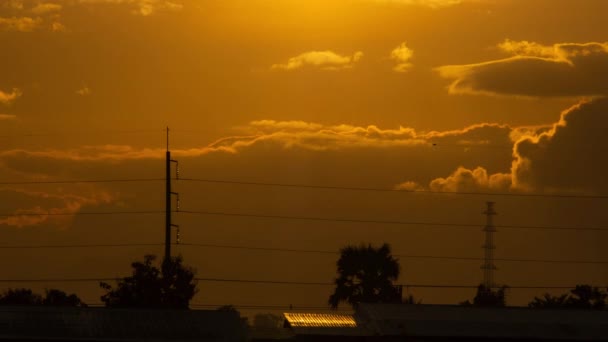 Elektrische Palen Draden Zonsondergang Hemel Bewegende Wolken Achtergrond Het Platteland — Stockvideo