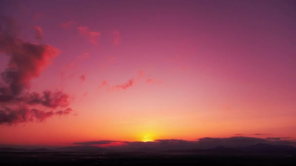 Czas Upływa Wschodu Słońca Porusza Puszyste Chmury Piękny Krajobraz Górach — Wideo stockowe