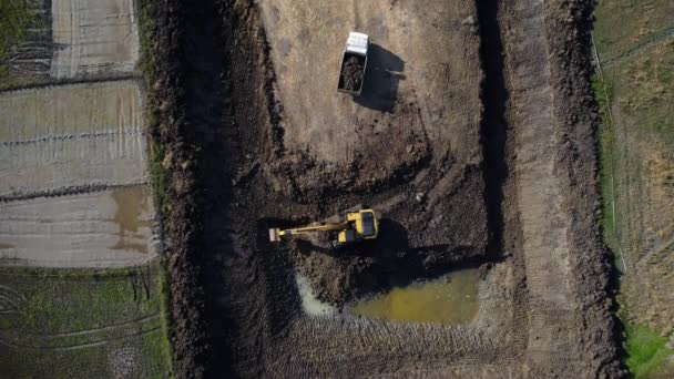 Excavando Tierra Camión Volquete Para Construir Estanque Almacenamiento Agua Para — Vídeo de stock