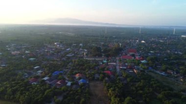 Kuzey Tayland 'daki kırsal bir köyün insansız hava aracı görüntüsü. Tarım toplumu