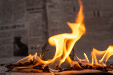 Cam küre yanıyor. Toprak Yanma Gezegeni. Küresel Isınma ve İklim Değişikliği Kavramı.