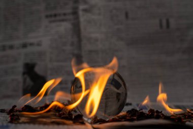 Cam küre yanıyor. Toprak Yanma Gezegeni. Küresel Isınma ve İklim Değişikliği Kavramı.