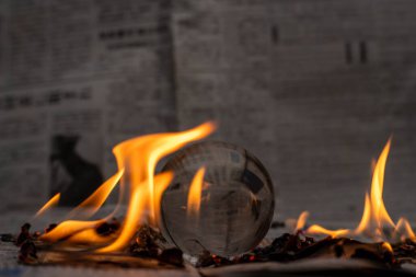 Cam küre yanıyor. Toprak Yanma Gezegeni. Küresel Isınma ve İklim Değişikliği Kavramı.