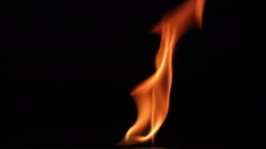 Siyah arka planda sıcak alevler. Karanlıkta güzel bir ateş alevi. Yanan alevler ve duman soyutu.