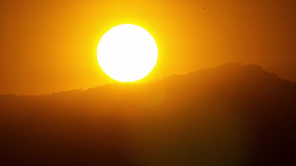 Güneş Bulutlar Akşam Gökyüzündeki Sıcak Renklerin Paleti Ile Dağlık Topraklarda — Stok video