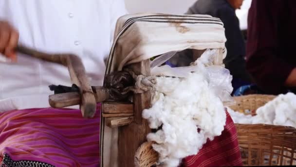 Nahaufnahme Einer Frau Die Fäden Aus Baumwolle Spinnt Der Prozess — Stockvideo