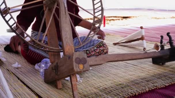 妇女在纺纱机上纺线的特写 纺纱机是一种用来将棉花纺成细线的工具 泰国传统 — 图库视频影像